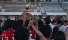 半岛体育官方-疯狂瞬间，捧起属于自己的荣耀