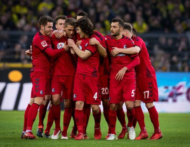 弗赖堡在德国足球比赛中赢得比赛 弗赖堡在德国足球比赛中赢得比赛