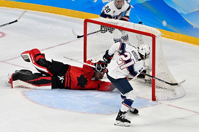 加拿大选手在冰球比赛中横扫对手 加拿大选手在冰球比赛中横扫对手