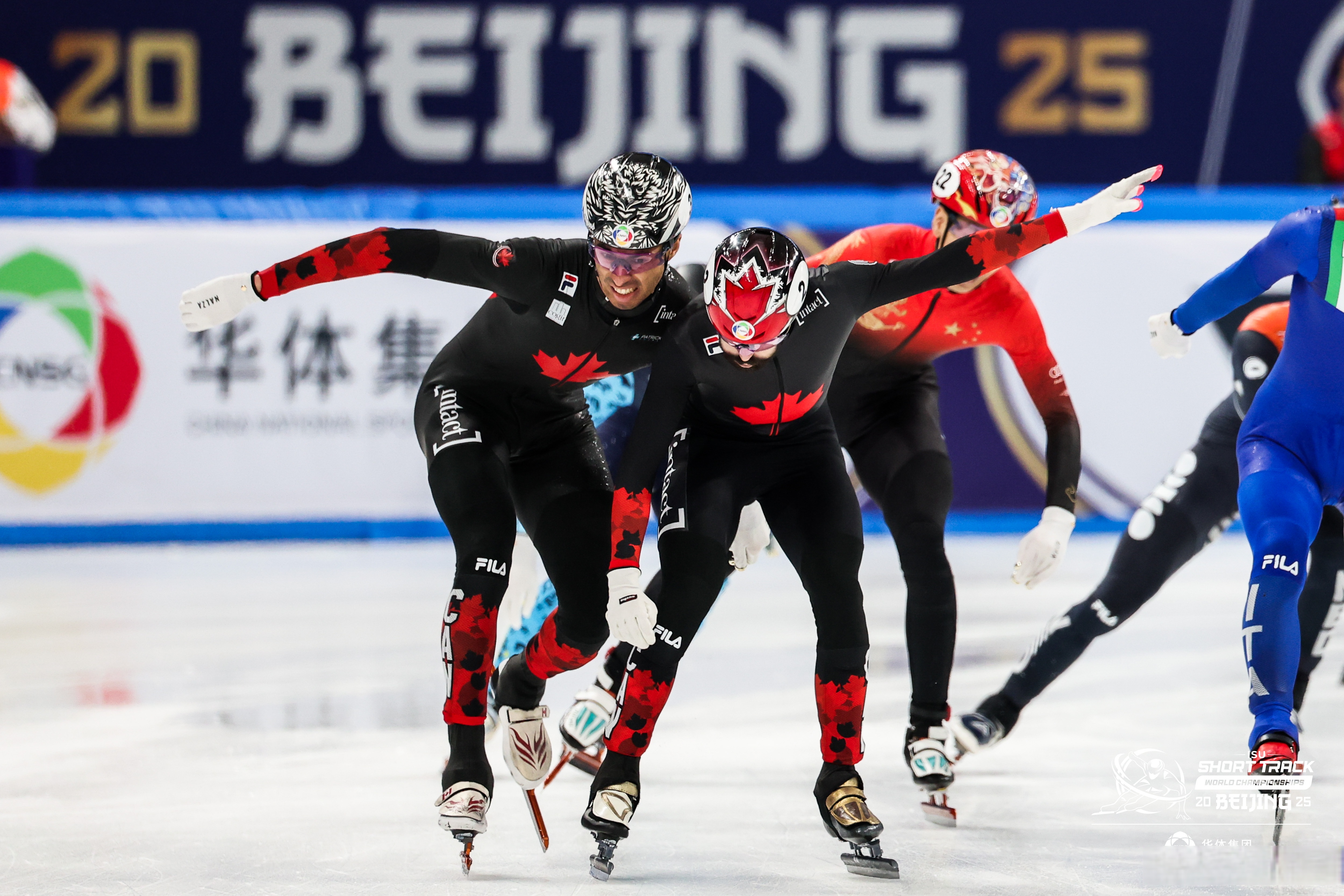 加拿大选手在冰球比赛中横扫对手 加拿大选手在冰球比赛中横扫对手