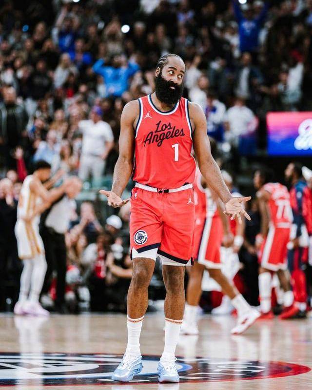 哈登火力全开,带领火箭队轻松击败尼克斯队 哈登火力全开,带领火箭队轻松击败尼克斯队