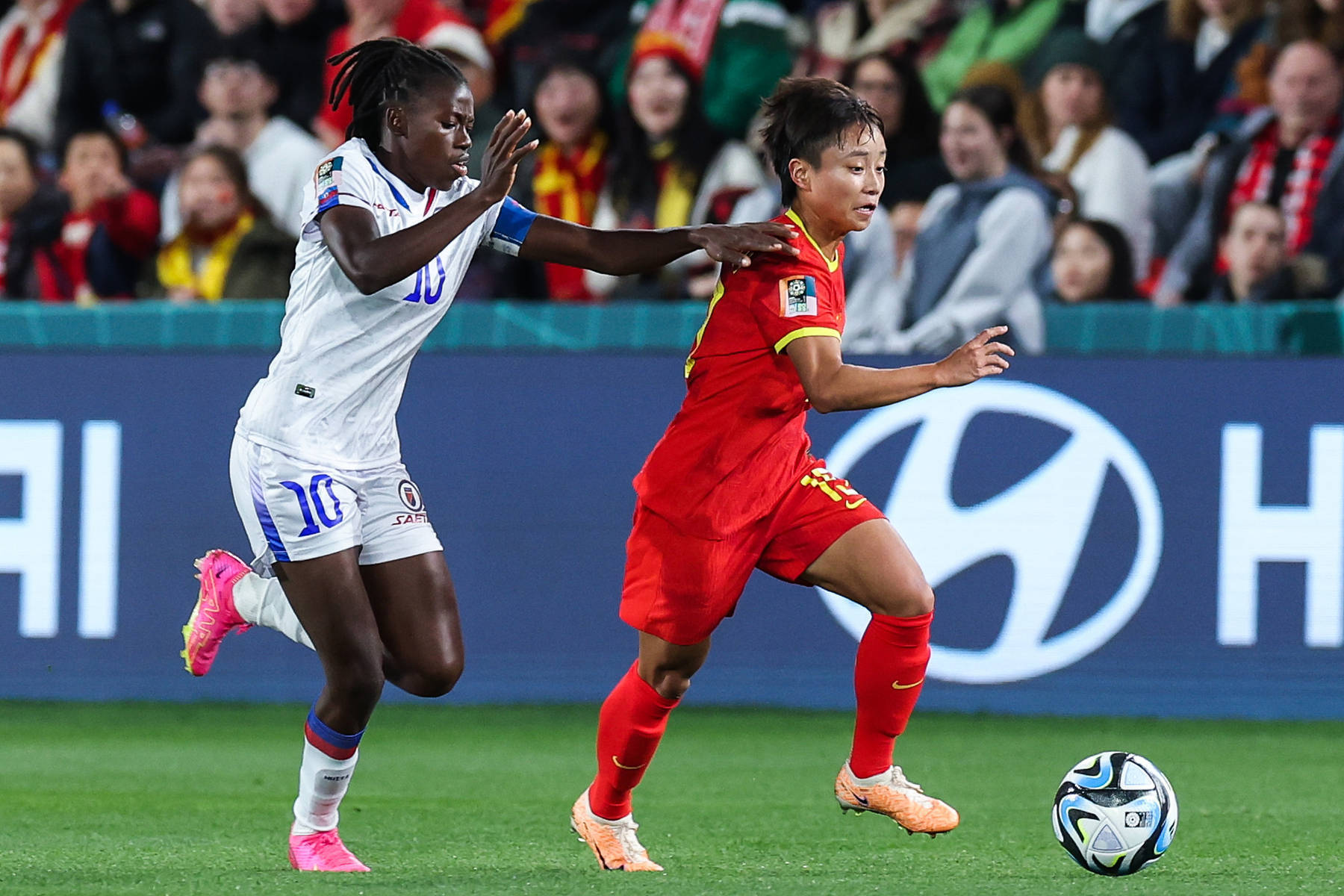 国内女足选手在赛场上实力过人 国内女足选手在赛场上实力过人