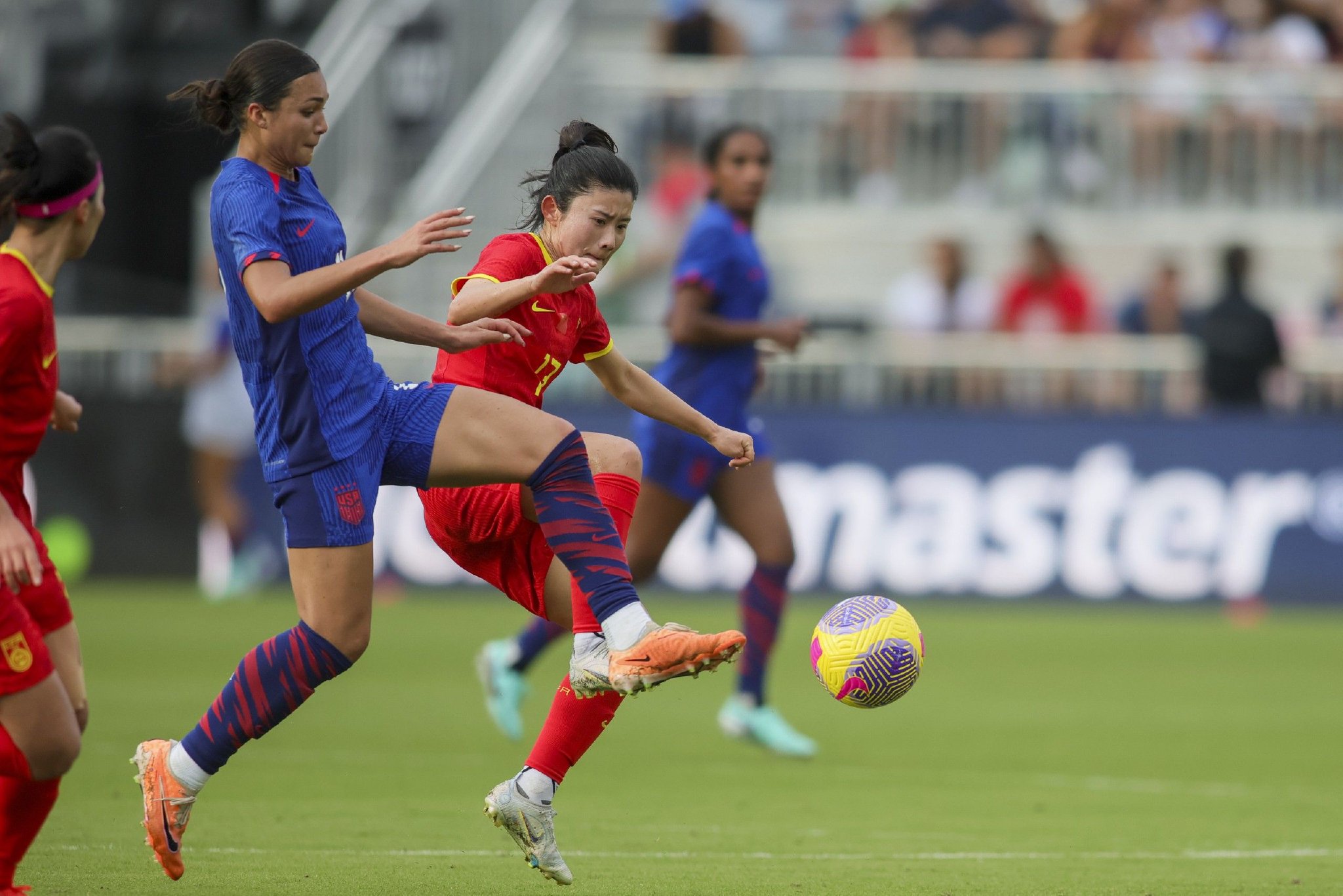 国内女足选手在赛场上实力过人 国内女足选手在赛场上实力过人