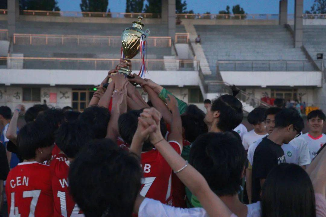 疯狂瞬间,捧起属于自己的荣耀 疯狂瞬间,捧起属于自己的荣耀