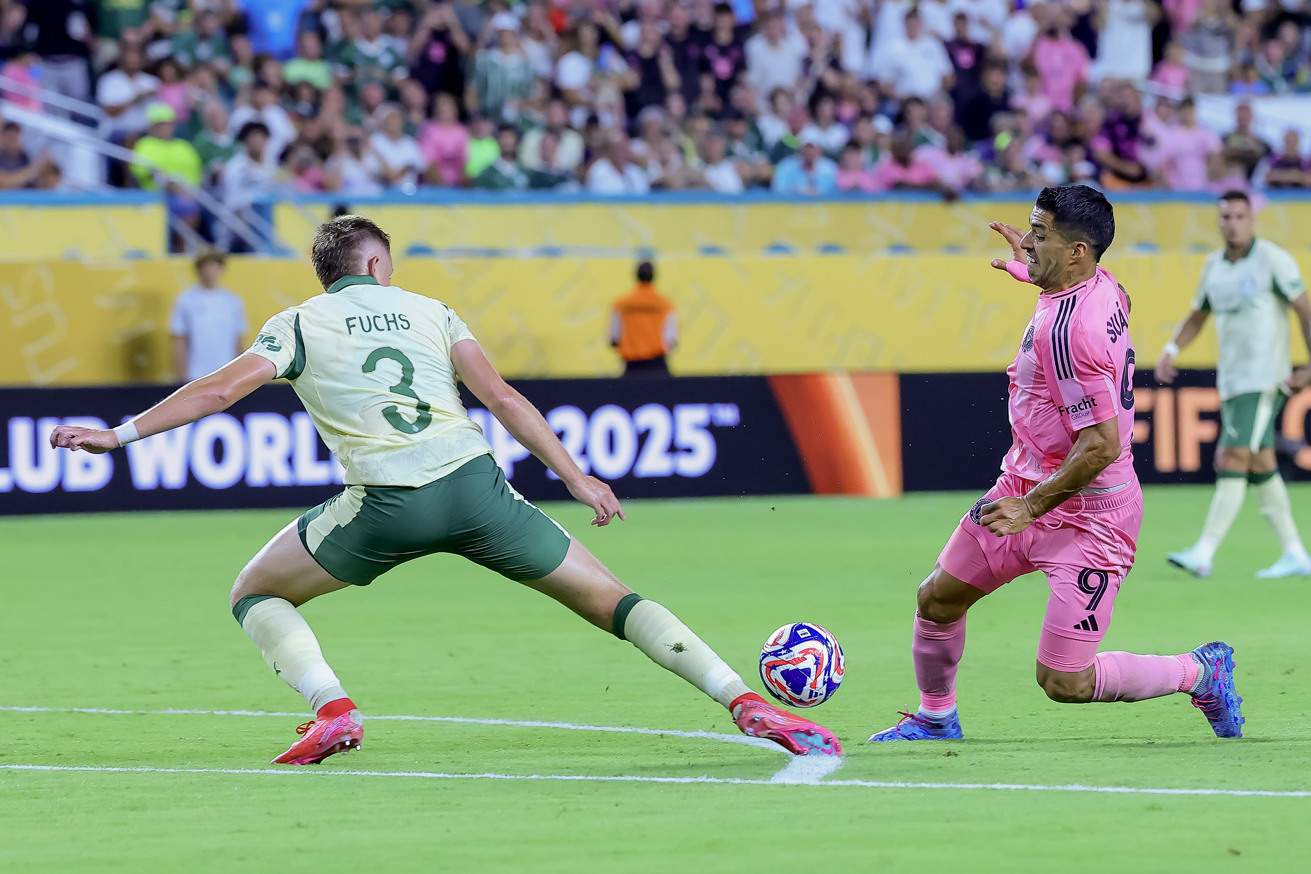 国际足球联赛英勇搏击,场上实力碰撞 国际足球联赛英勇搏击,场上实力碰撞