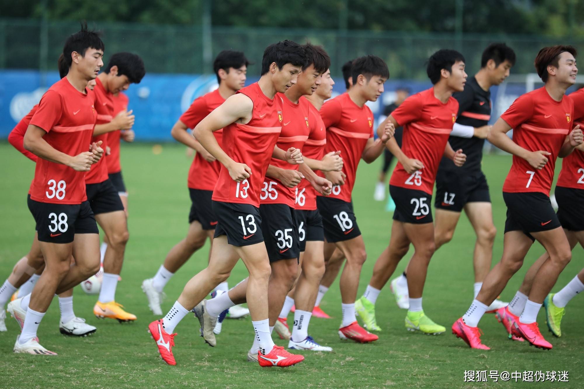 河北女子足球队备战比赛,备受关注 河北女子足球队备战比赛,备受关注