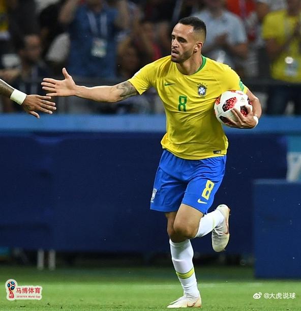 华连苏雷斯为球队打入关键进球 华连苏雷斯为球队打入关键进球