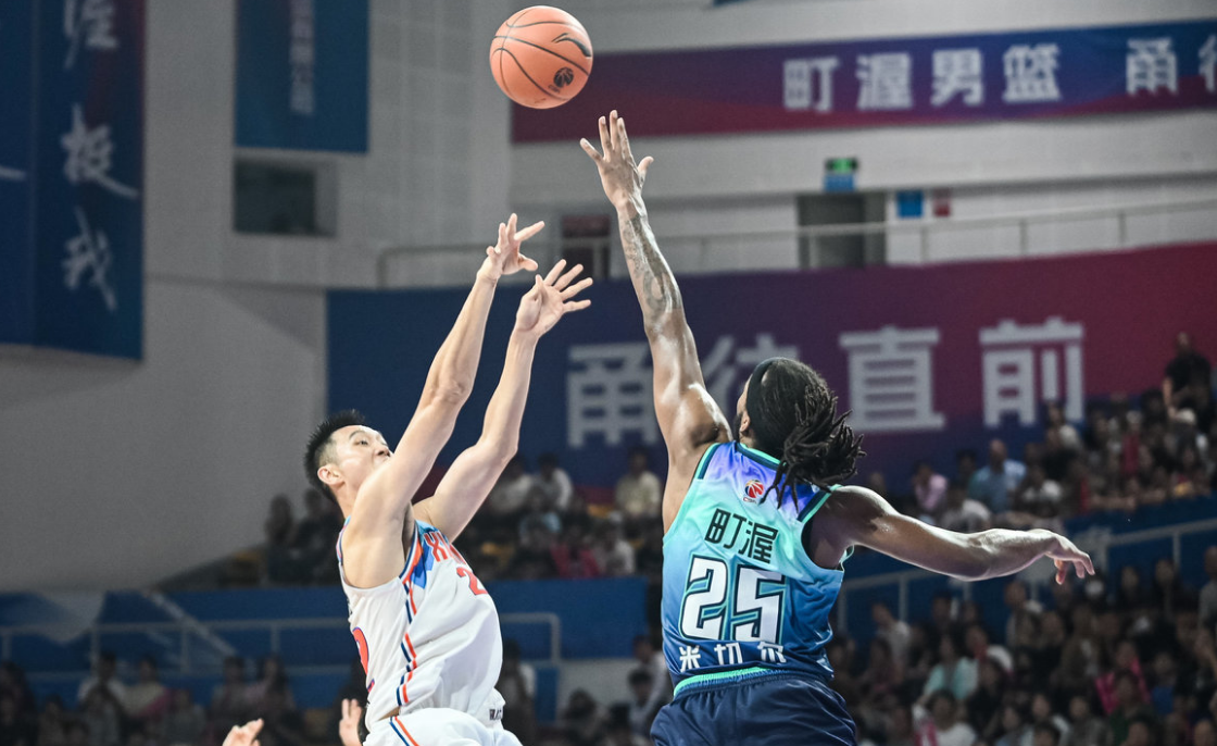 包含爵士联手锋线双塔，冲击西部前四目标的词条