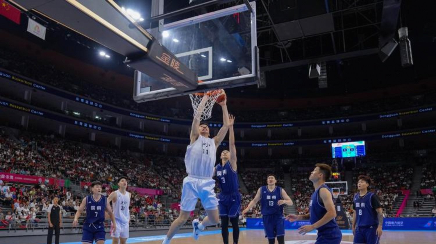 篮球比赛氛围热烈，胜负难预的简单介绍